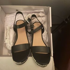 Bran new in the box size 9 black and cream Sandle plat form